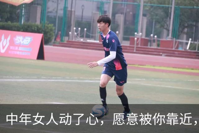 中年女人动了心，愿意被你靠近，藏不住3个不受控动作，别看不懂